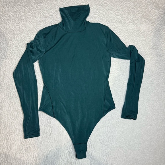 Lululemon Athletica Green Long Sleeve Fitted Bodysuit size small ultra soft Nulu - Picture 6 of 10